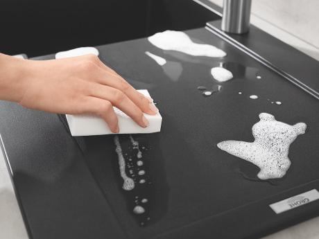 Zobacz, jak czyścić zlewozmywak granitowy w kuchni
