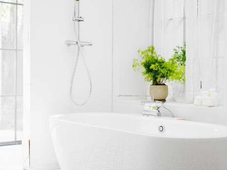 Biała łazienka: z jakimi kolorami ją łączyć